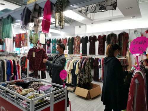 首屆春季外貿絲綢服裝商品購物節(jié)在美博匯時尚中心一層開賣